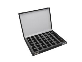 Showdoos met 42 zwarte plastic doosjes
